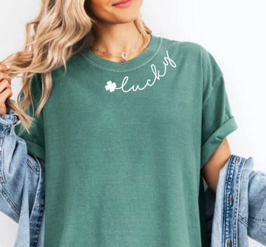Lucky Clover Script Graphic T-Shirt ā Trendy St. Patrickās Day Shirt ā Womenās Green Relaxed Fit Tee
