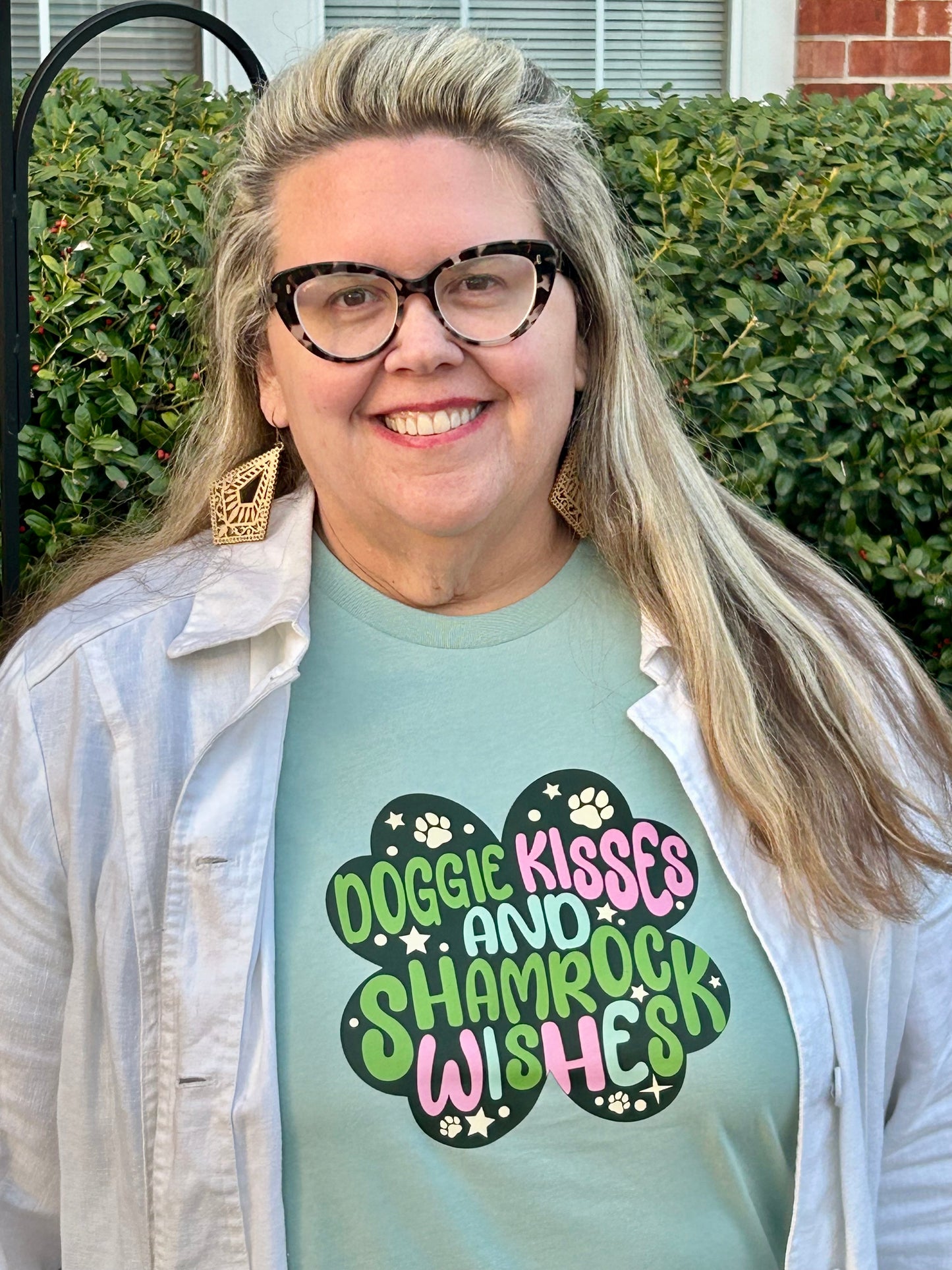 🍀 Doggie Kisses and Shamrock Wishes Shirt | St. Patrick’s Day Dog Mom Tee | Cute Shamrock Paw Print Graphic T-Shirt